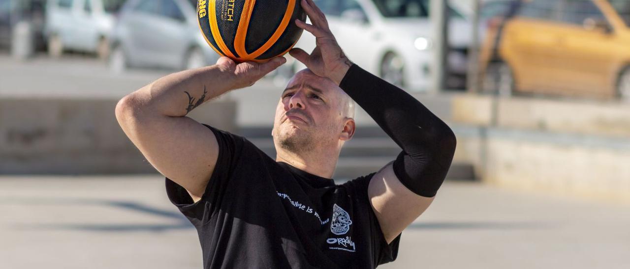 Pablo Hempler, en un entreno, es ya historia viva del deporte pitiuso al ser el primero en debutar en Liga Nacional de silla de ruedas.