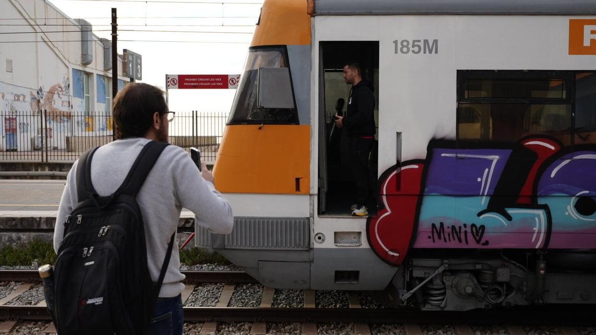 Badalona 13/05/2024 Sociedad. Generalitat, Renfe y Adif se preparan: el caos en Rodalies sigue este lunes por la incidencia de este domingo en la estación de Montcada. En la foto, estación de Badalona, en la que finalizan e inician su recorrido todos los trenes en sentido norte y los pasajeros deben buscar transportes alternativos para entrar a Barcelona FOTO de FERRAN NADEU