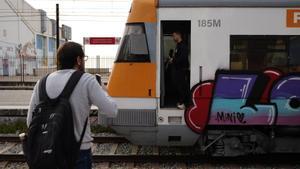 Badalona 13/05/2024 Sociedad. Generalitat, Renfe y Adif se preparan: el caos en Rodalies sigue este lunes por la incidencia de este domingo en la estación de Montcada. En la foto, estación de Badalona, en la que finalizan e inician su recorrido todos los trenes en sentido norte y los pasajeros deben buscar transportes alternativos para entrar a Barcelona FOTO de FERRAN NADEU