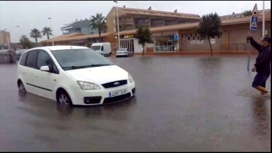 Vehículos atrapados por las fuertes lluvias en Xàbia