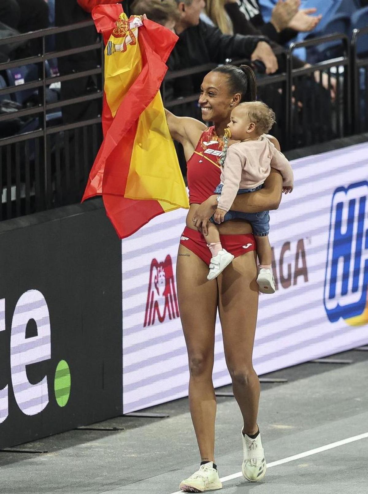 Peleteiro celebra su medalla con su hija Lúa.
