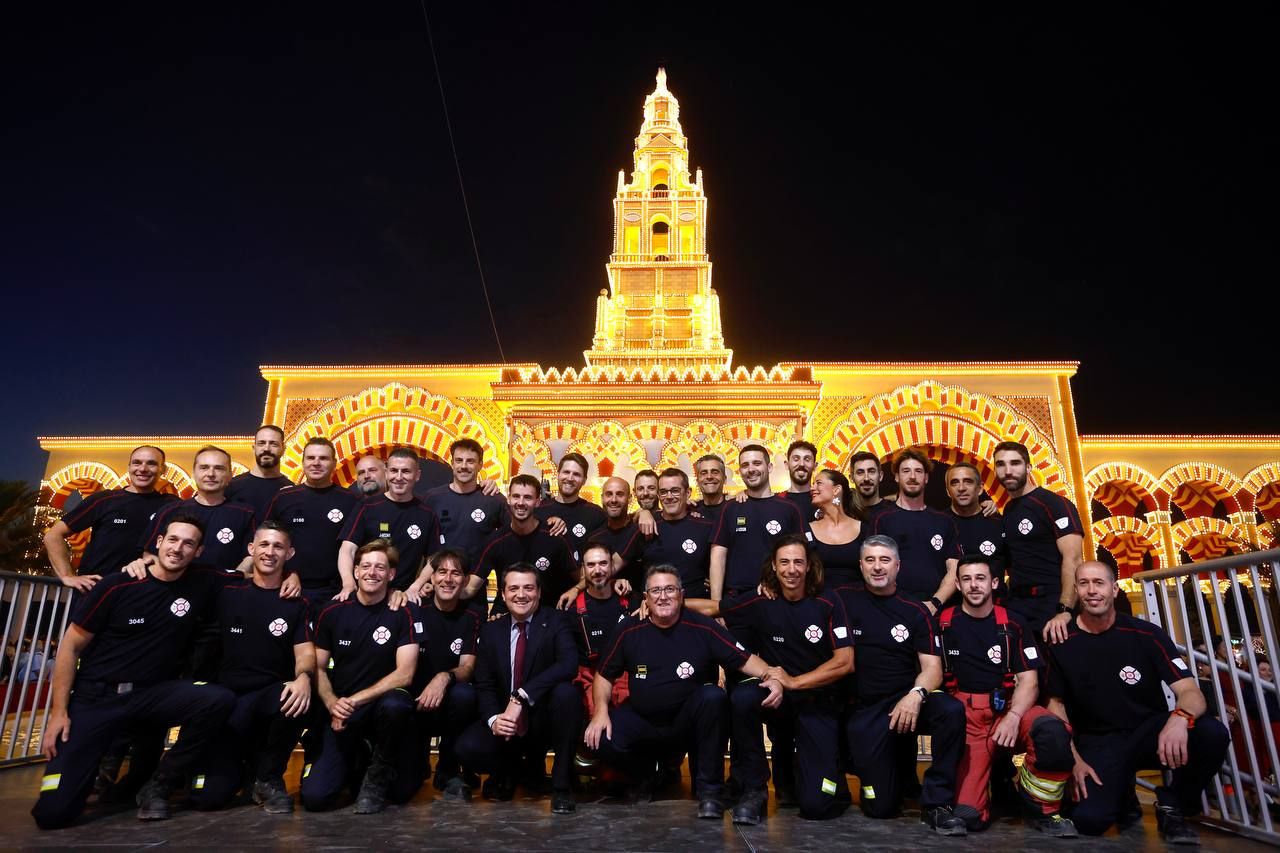 El encendido del alumbrado especial y la portada de la Feria de Córdoba, en imágenes