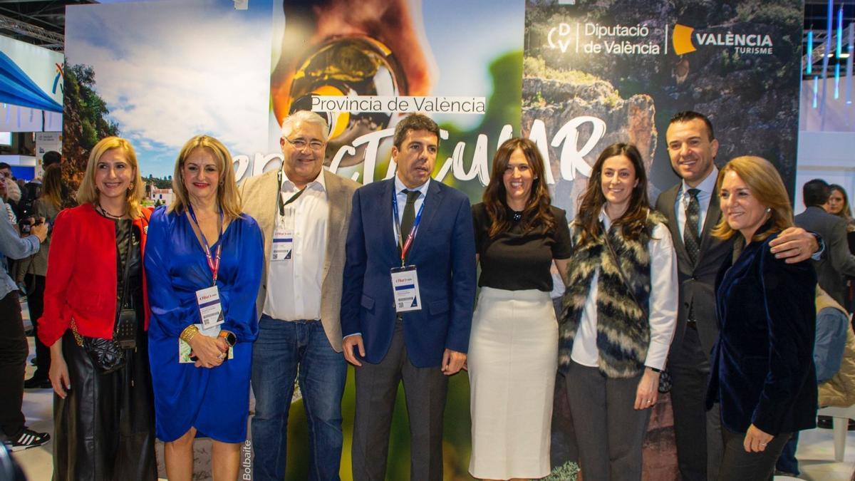 irginia Sanz, acompañada a su izquierda de Lucía Villar, concejala de Turismo, y a su derecho de Carlos Mazón, presidente de la Generalitat Valenciana. En la foto también está el presidente de la Diputación de Valencia, Vicent Mompó, junto a Lucía Villar. Tres miembros del Consell les acompañan.