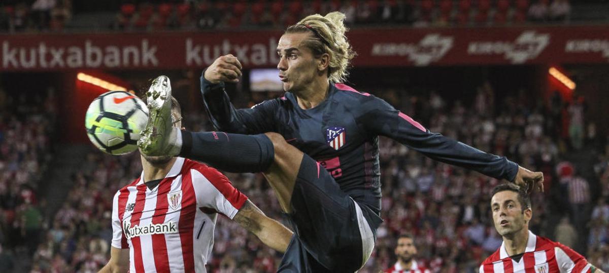 Griezmann lucha por un balón.