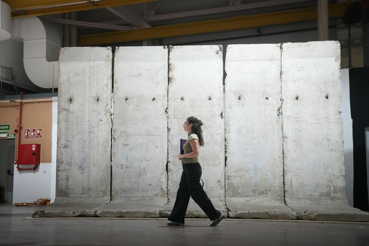Bloques del muro de Berlín durante la presentación de la exposición 'El muro de Berlín. Un mundo dividido', a 16 de octubre de 2025, en Barcelona, Cataluña, (España).