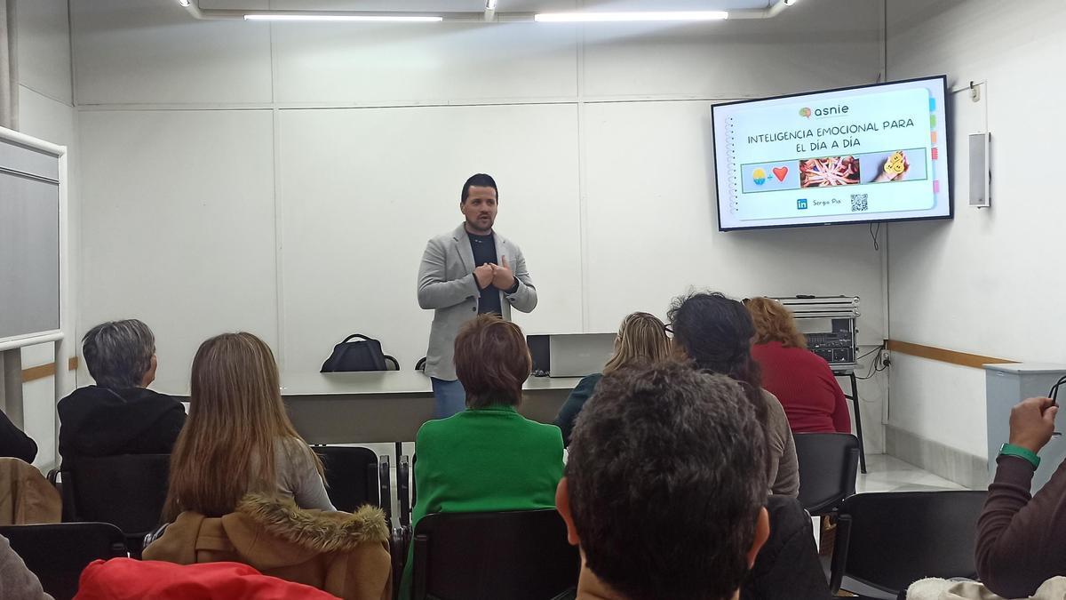 Asistentes de un curso de salud emocional coordinado por el Ayuntamiento de Xàtiva.