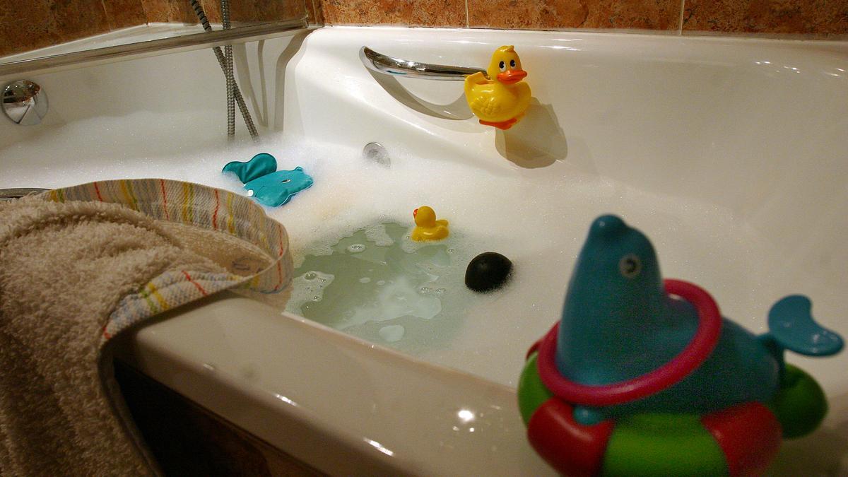 Una bañera con juguetes infantiles.