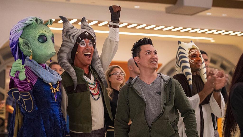 Actores del hotel junto a algunos huéspedes del Galactic Staircruiser