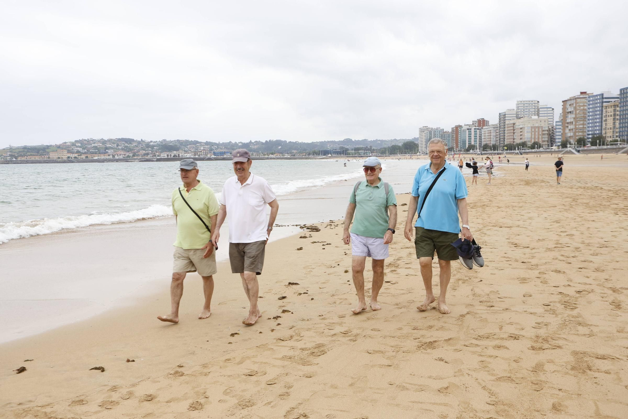 Ni la arena ni las medusas... esto es lo que más preocupa a los bañistas de la playa de San Lorenzo en Gijón (en imágenes)