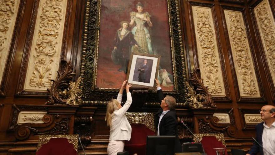 Colau justifica en el pleno la retirada del busto de Juan Carlos