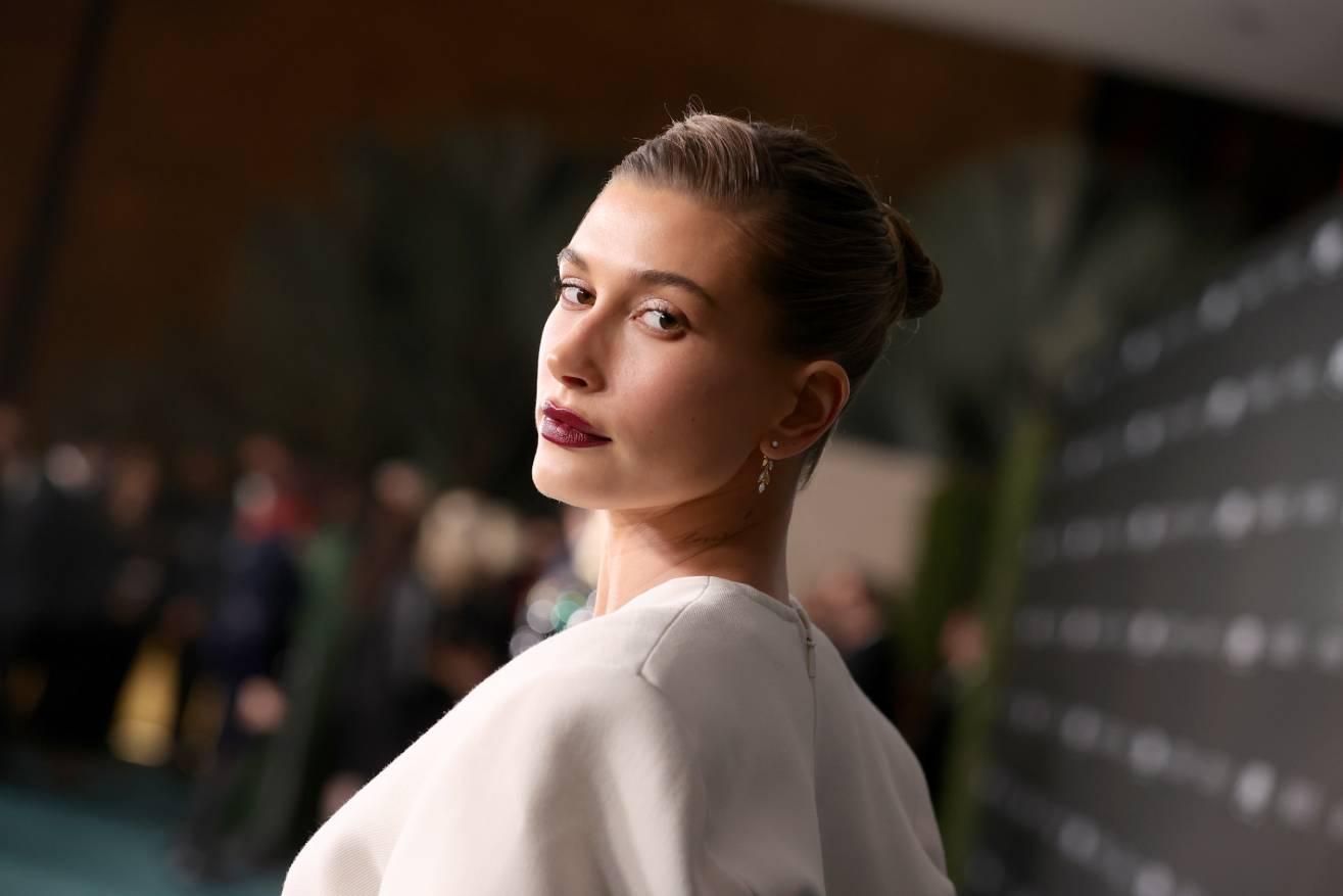 Hailey Bieber con vestido blanco de Saint Laurent