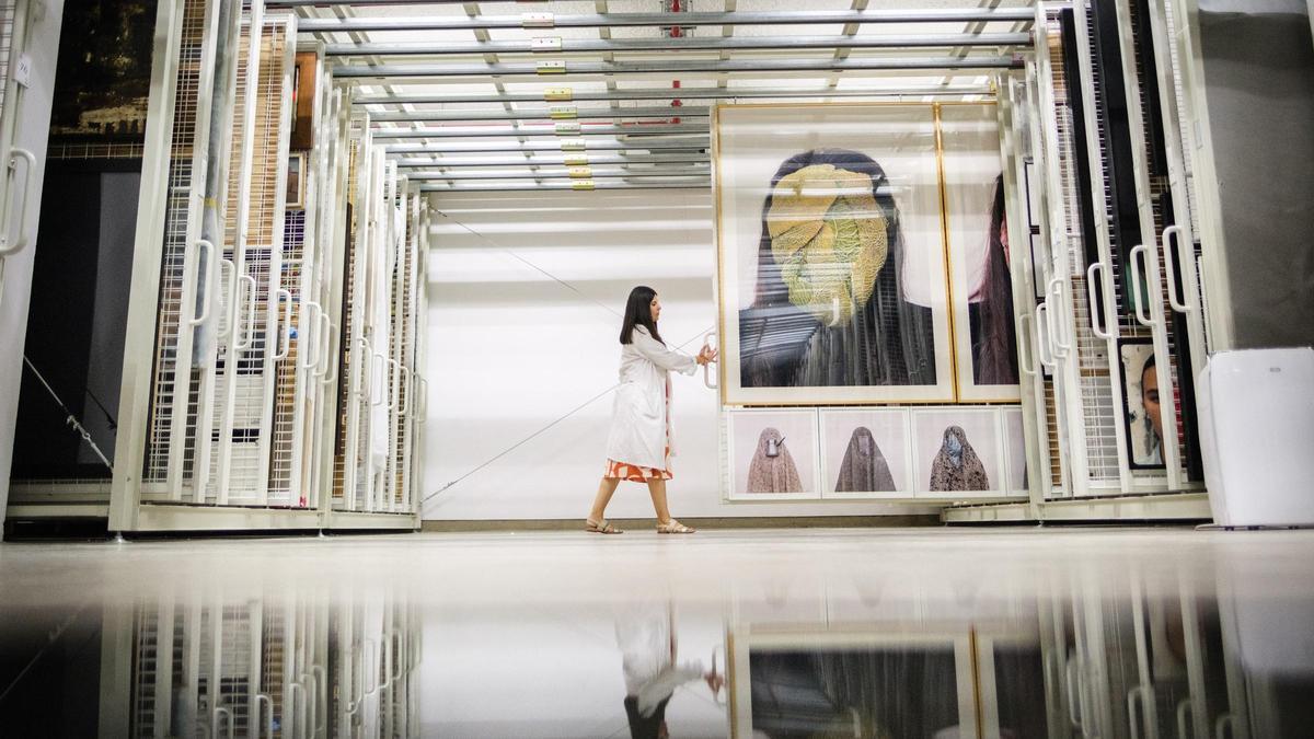 Visita a los fondos artísticos en el sótano del TEA