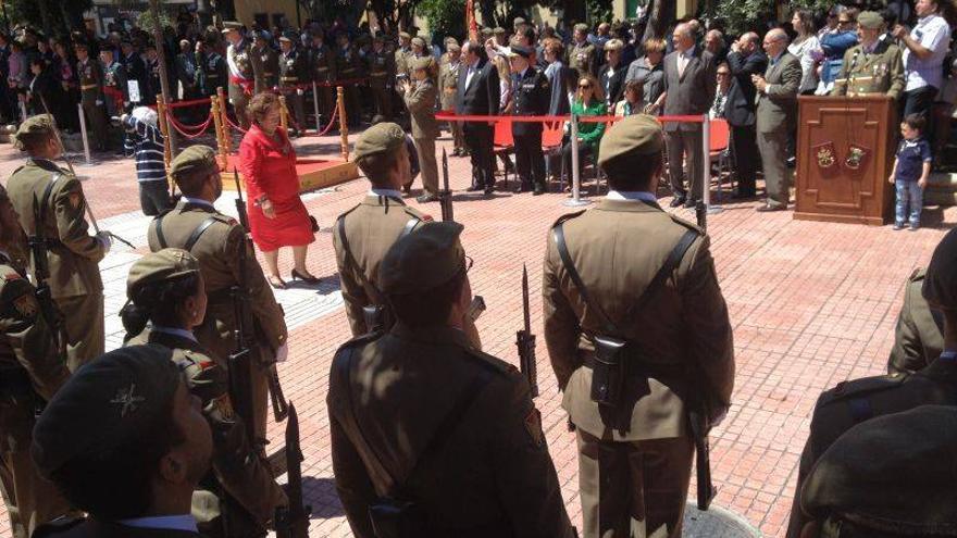 Más de cien vecinos juran bandera en la plaza de España