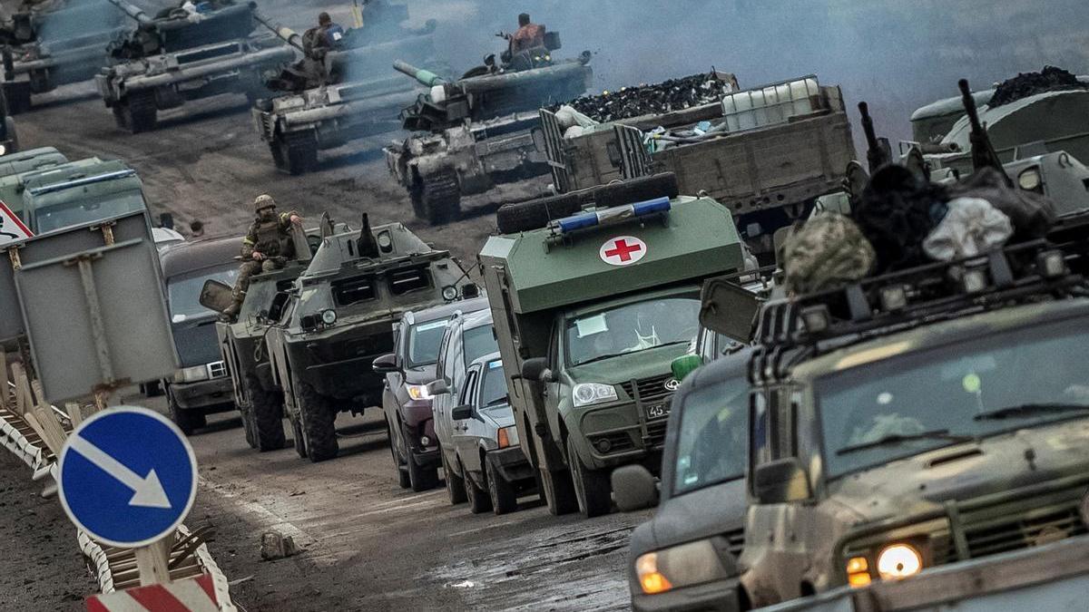 Tanques y vehículos militares ucranianos en una carretera de Jersón, este viernes.