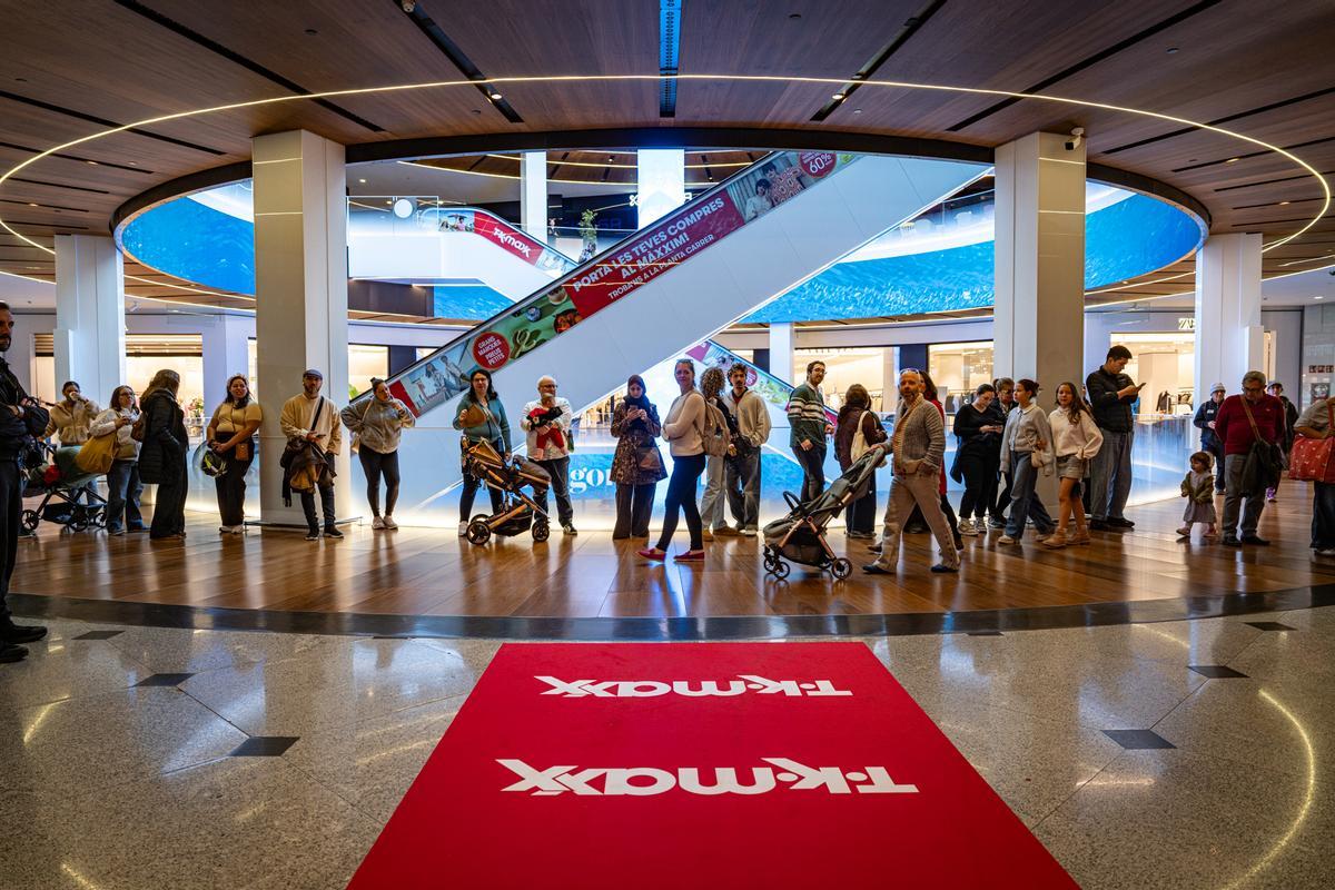 Furor y ofertas en el estreno de la primera tienda en Barcelona del outlet de grandes marcas TK-Maxx