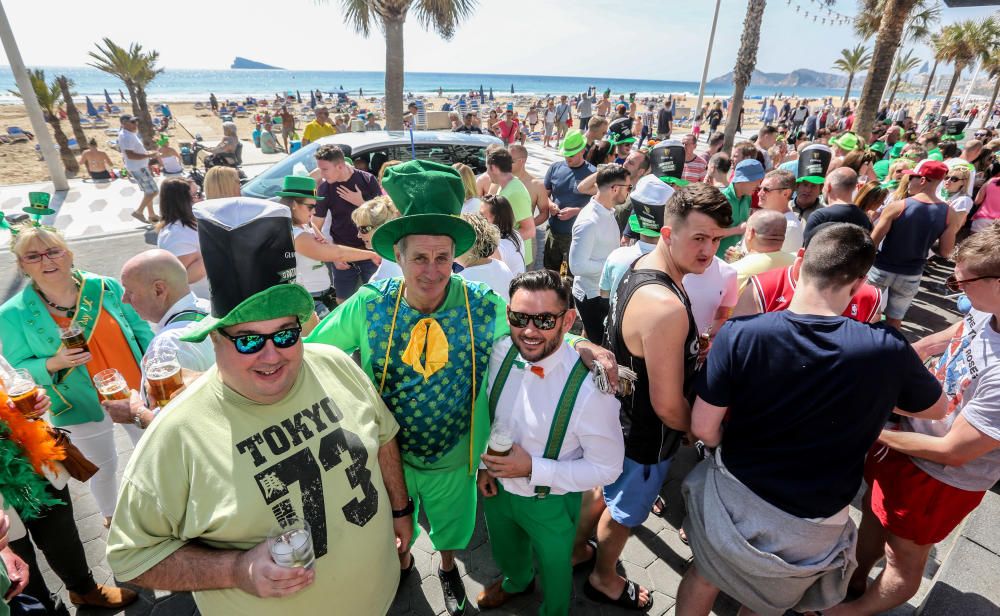 Cientos de turistas y vecinos celebran la fiesta nacional irlandesa y tiñen las calles de verde