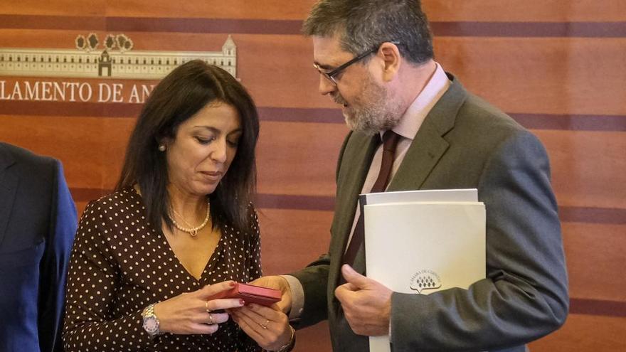 Antonio López entrega el informe a la presidenta del Parlamento andaluz, Marta Bosquet.