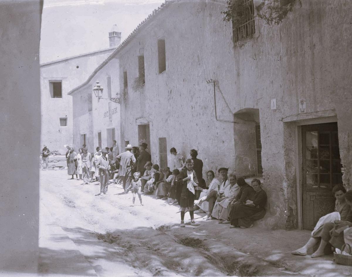 Enfermos y familiares esperando en el Camino del Grao.| Fotos: Biblioteca Valenciana.