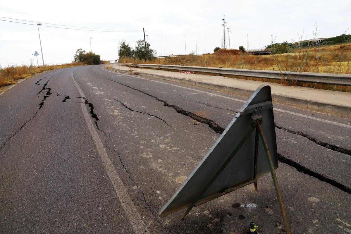Carretera de acceso al cementerio de la Fuensanta, completamente colapsada.