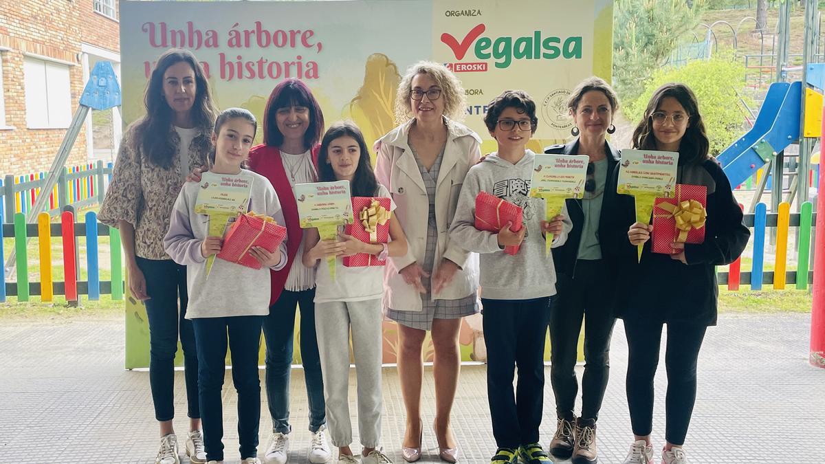 Un momento da tradicional plantación de Vegalsa - Eroski, que este ano tivo lugar no C.E.I.P. Santiago de Oliveira de Ponteareas.