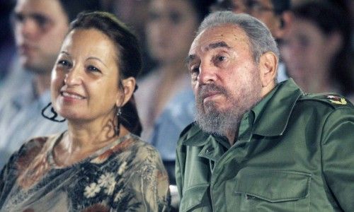 Castro y Yadira Garcia (Ministra de Industria )se sientan juntos durante un evento en Santa Clara (Octubre 2004)