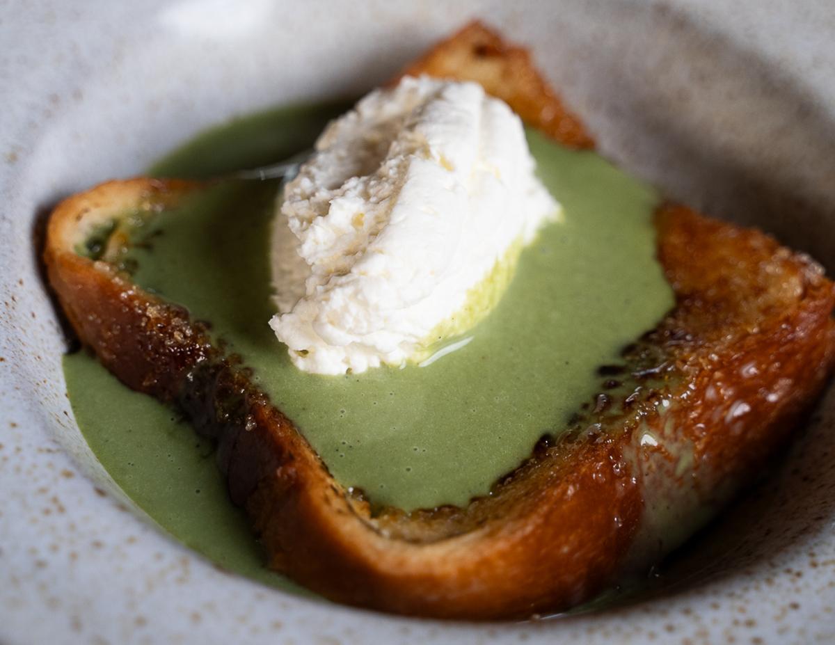 Torrija con sabaione de pistacho en el restaurante Caluana.