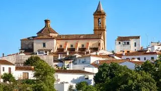El pueblo de Huelva con el jamón de bellota más cotizado, debajo del cual se extienden las cuevas naturales más grandes de Andalucía