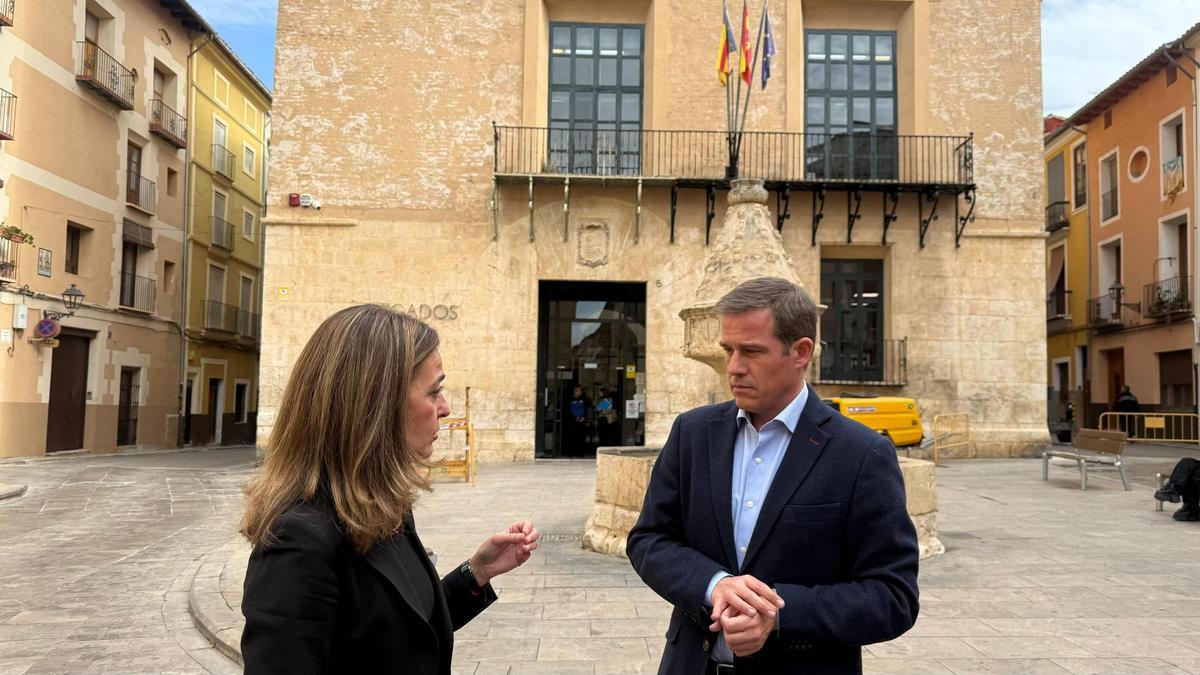 La consellera de Justicia y el alcalde de Xàtiva, a las puertas de los juzgados.