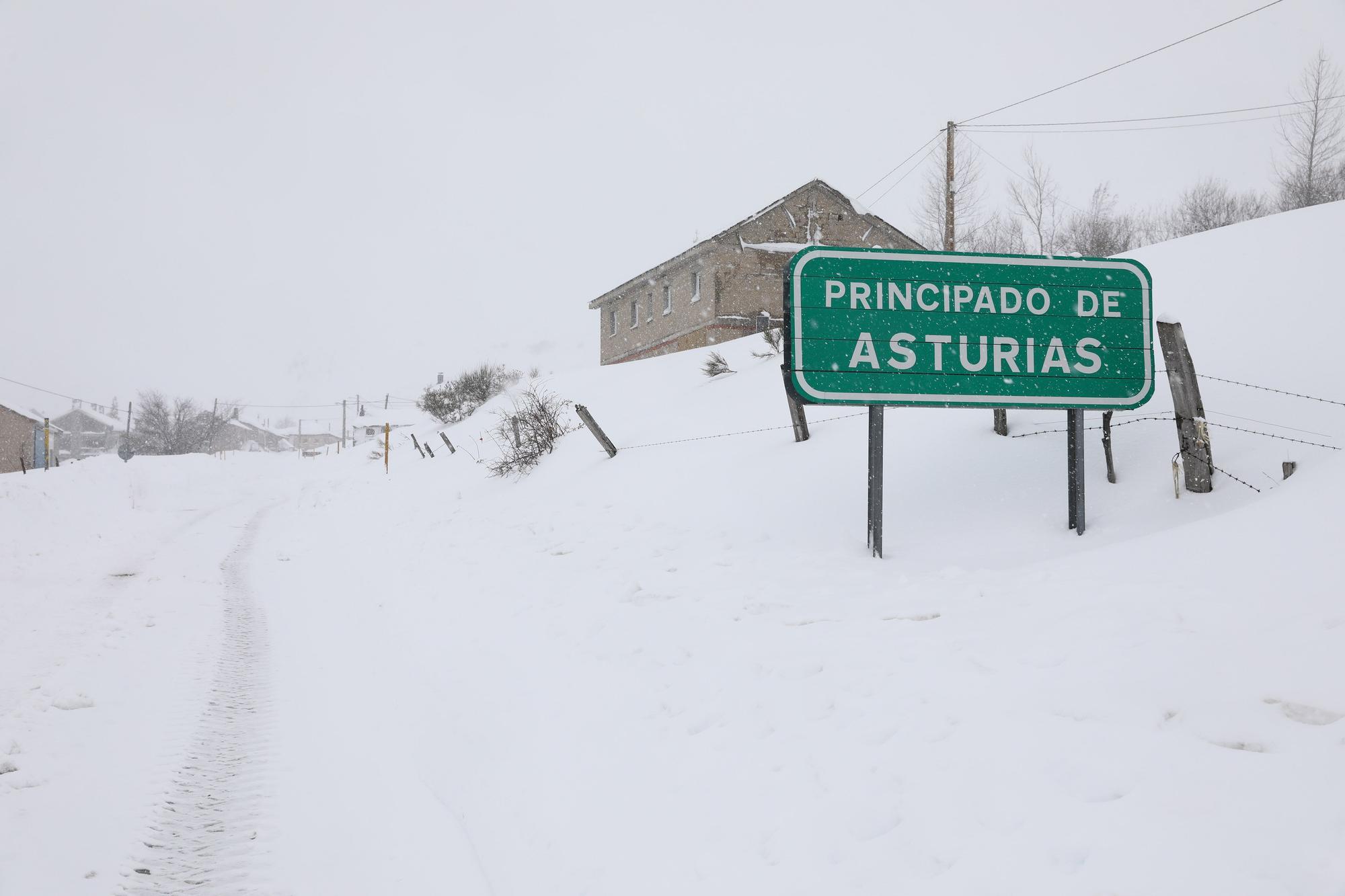 El Puerto de Somiedo, bajo la nevadona “de noviembre a marzo”