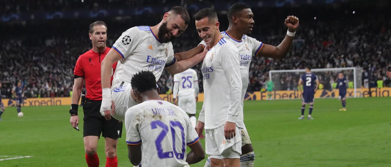 Los jugadores del Real Madrid celebran uno de los tantos al PSG.