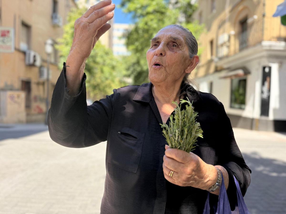 María, la mujer del romero, sigue recorriendo las calles con la misma cercanía de siempre, repartiendo ramitas, buenos deseos y el cariño que tantos cacereños le devuelven desde hace décadas.