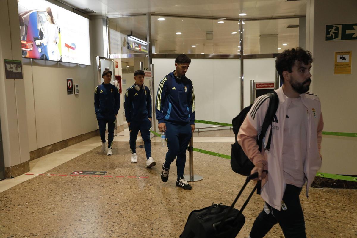 EN IMÁGENES: Así fue la llegada del Real Oviedo al aeropuerto de ...
