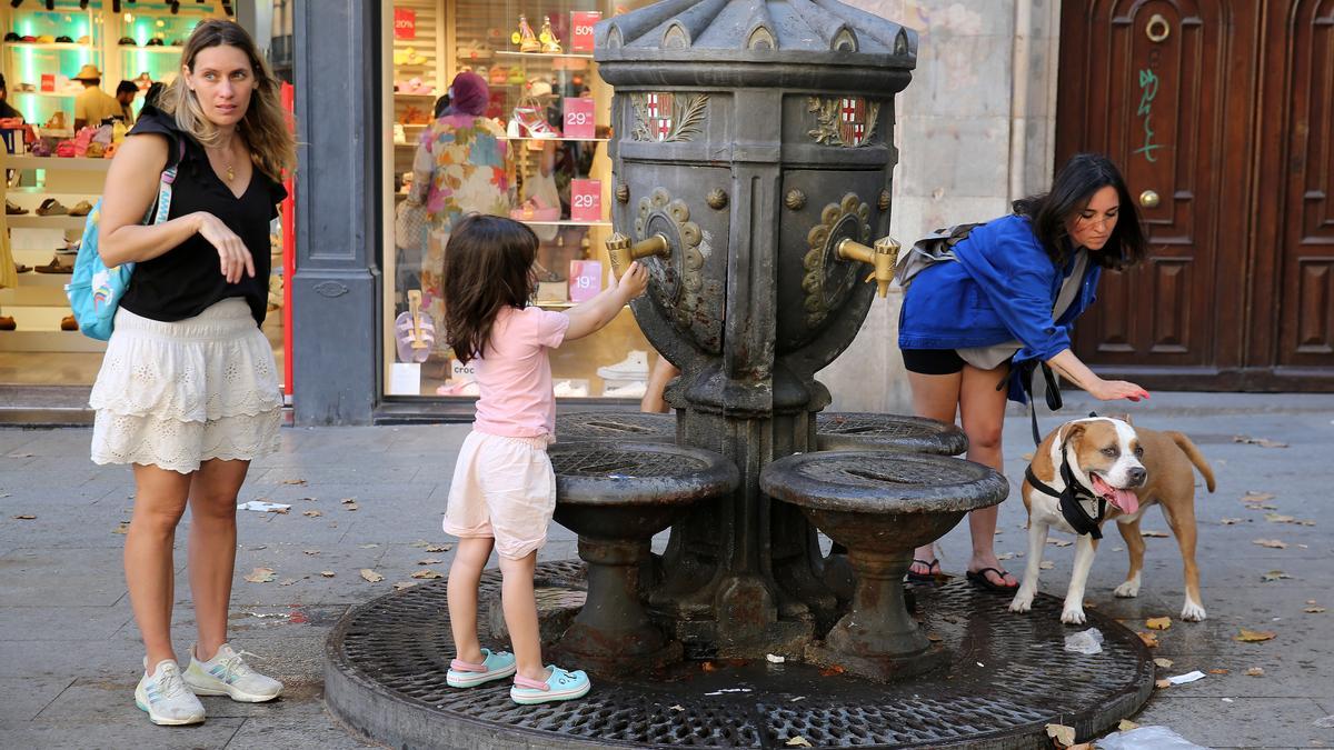 BARCELONA 25/06/2023 Barcelona Dia de mucha calor, gente bebiendo, con agua o refrescandose en el centro. FOTO de RICARD CUGAT