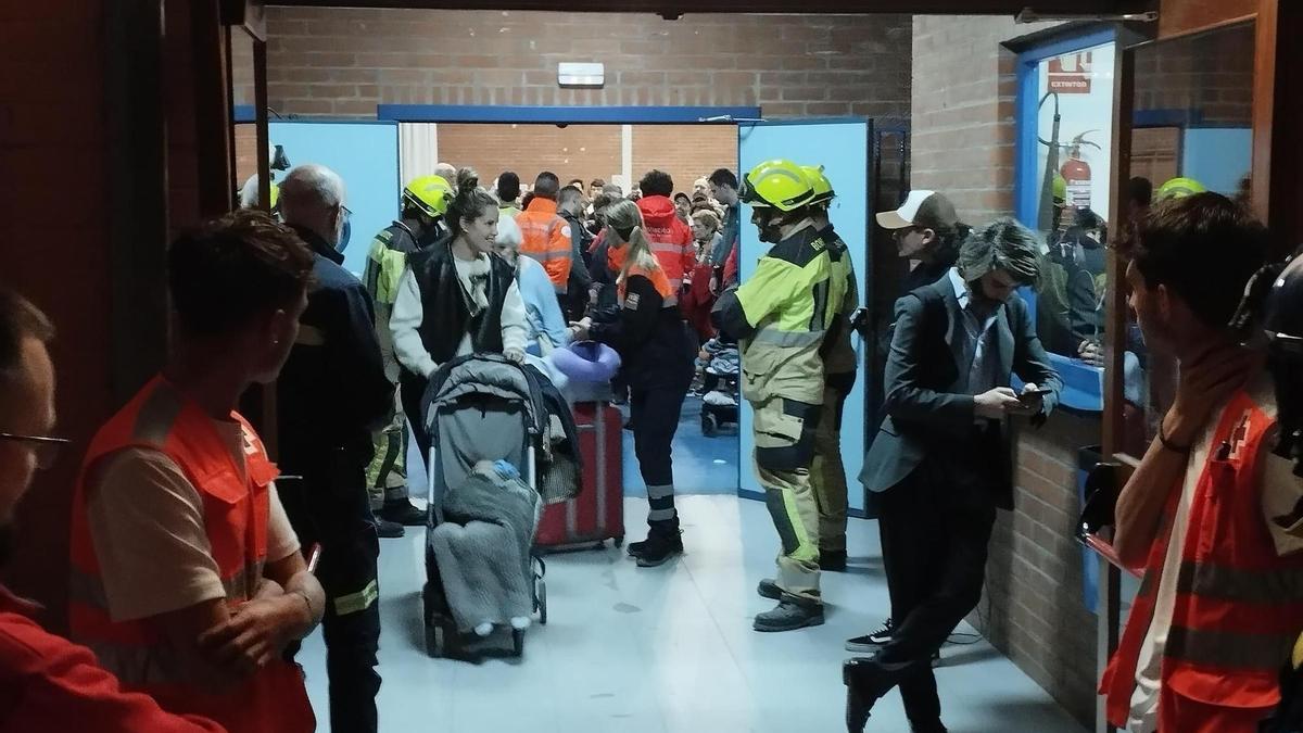 El pabellón de Zaidín acogió este lunes a más de 300 pasajeros de AVE.