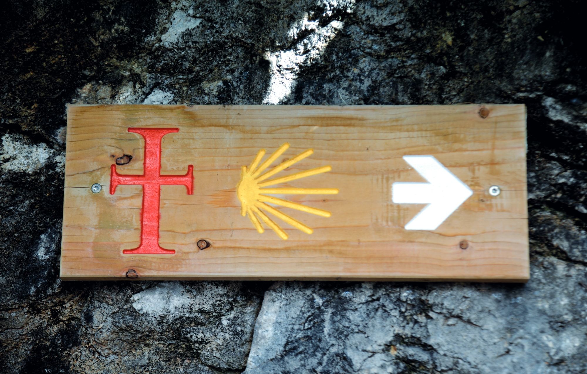 Cartel indicador con la cruz lebaniega y la concha compostelana en el primer tramo, que coincide con el Camino de Santiago del Norte.