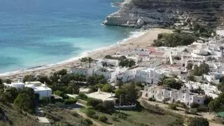 Este es el pueblo costero más fotogénico de toda Andalucía: con calas de aguas turquesas y calles llenas de flores