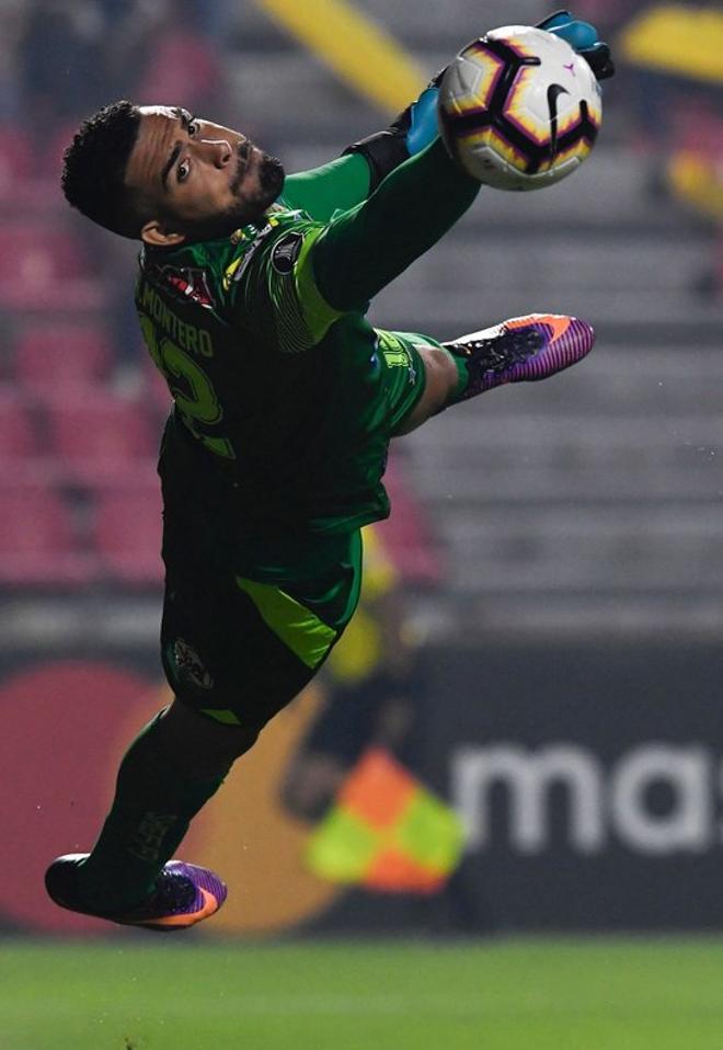 El portero Álvaro Montero del Deportes Tolima de Colombia se zambulle para detener un balón de Boca Juniors de Argentina durante su partido de fútbol de la Copa Libertadores 2019 en el estadio Manuel Murillo Toro en Ibagué, Colombia.