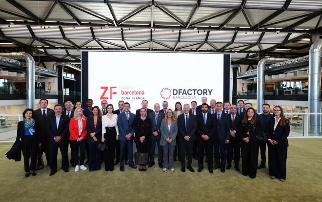 Fotografia de grup amb els 30 cònsuls que han assistit a la presentació del Districte 4.0 Fotografia de grup amb els 30 cònsuls que han assistit a la presentació del Districte 4.0