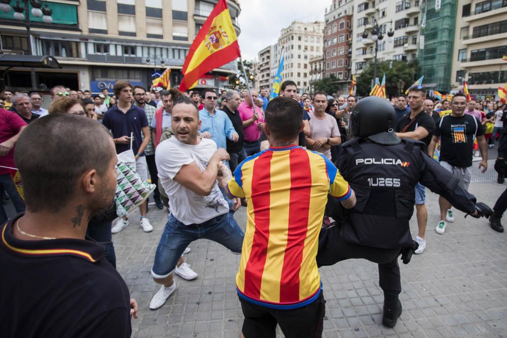 Una protesta ultra revienta la manifestación del Nou d'Octubre