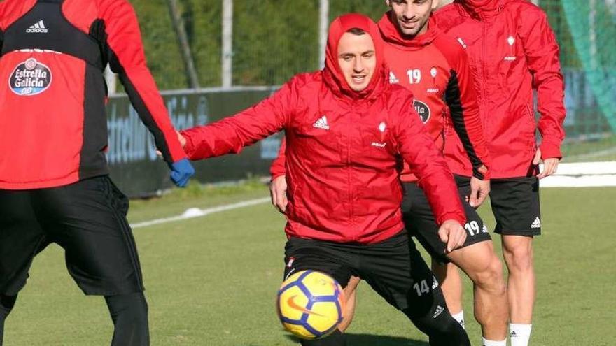 Lobotka controla el balón ante Jozabed, con Jonny y Emre Mor siguiendo la jugada del centrocampista eslovaco. // Marta G. Brea