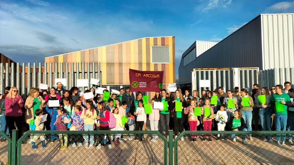 Paros parciales en el colegio Arcosur de Zaragoza, este miércoles por la mañana.