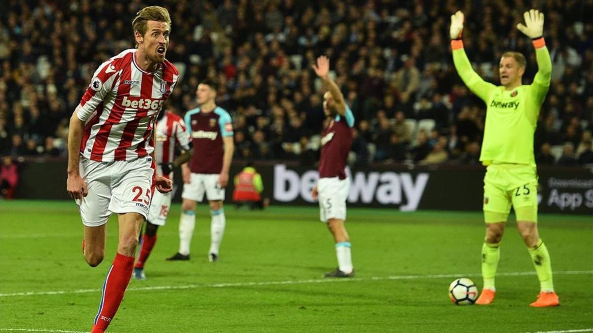 El veterano Peter Crouch celebra el 0-1 del Stoke