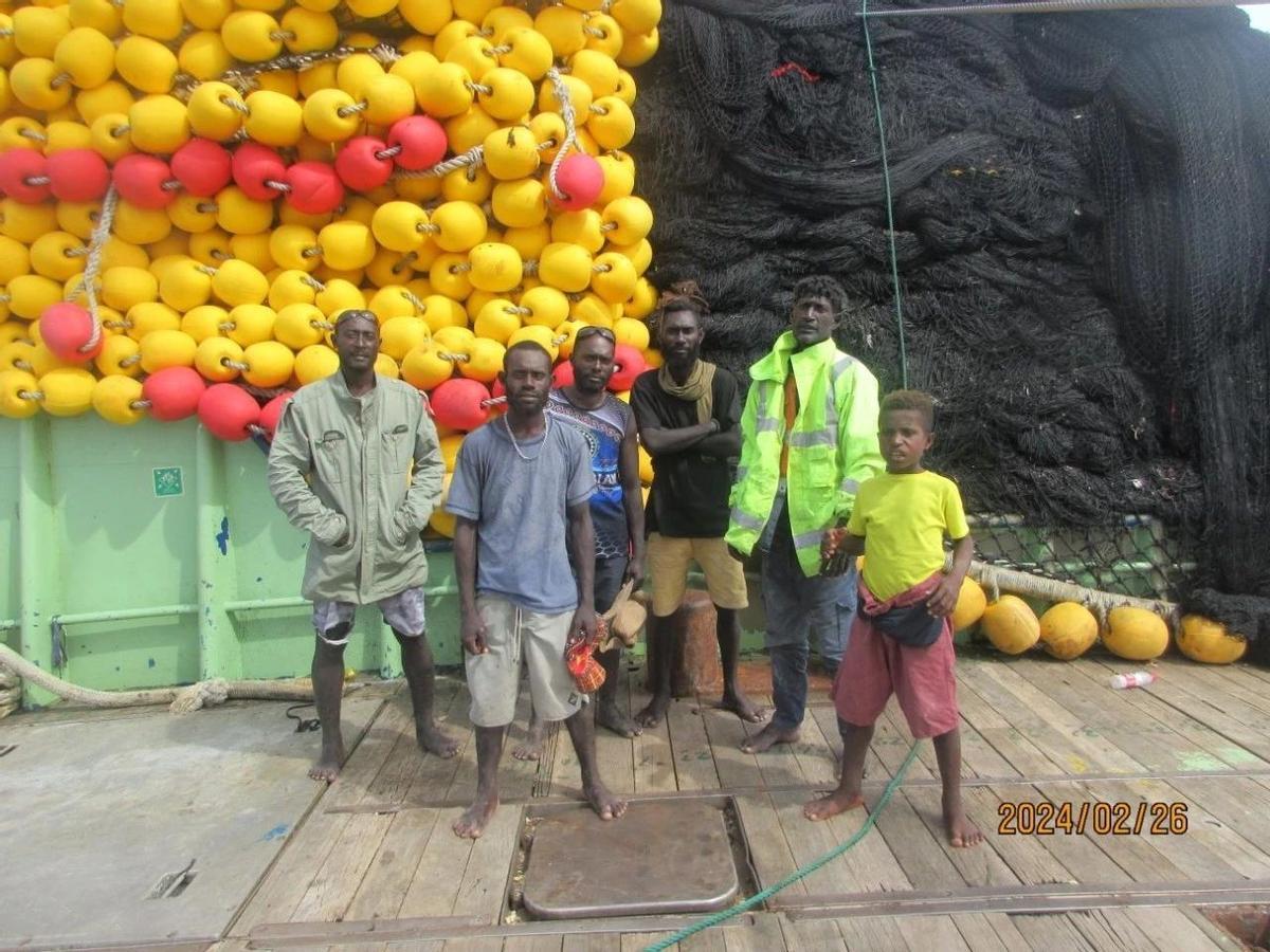 Los tripulantes del pequeño pesquero, en la cubierta del Lometo