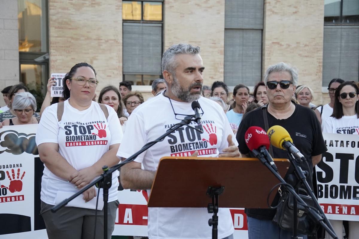 Concentración ciudadana a las puertas del ayuntamiento de Baena en contra de las plantas de biogás.