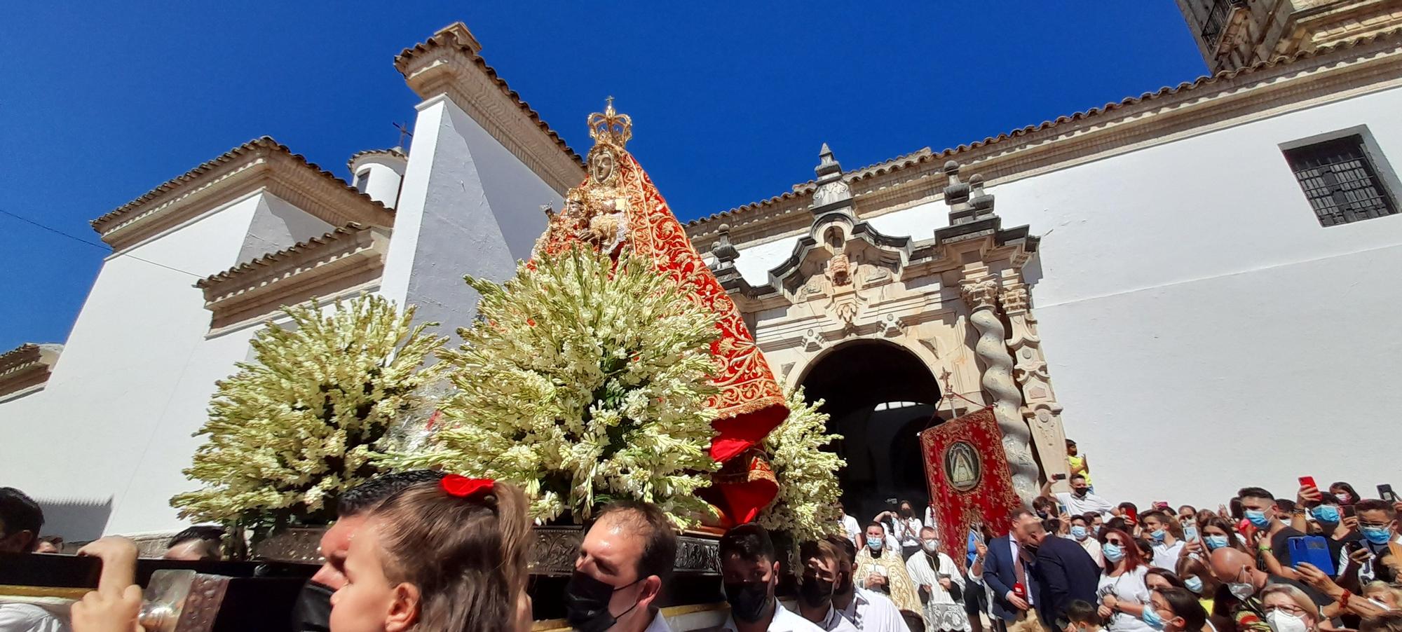 La 'Bajá' de la Virgen de la Sierra a Cabra, en imágenes