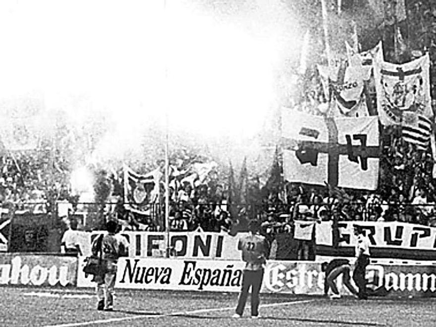 Los aficionados del Génova en el Carlos Tartiere