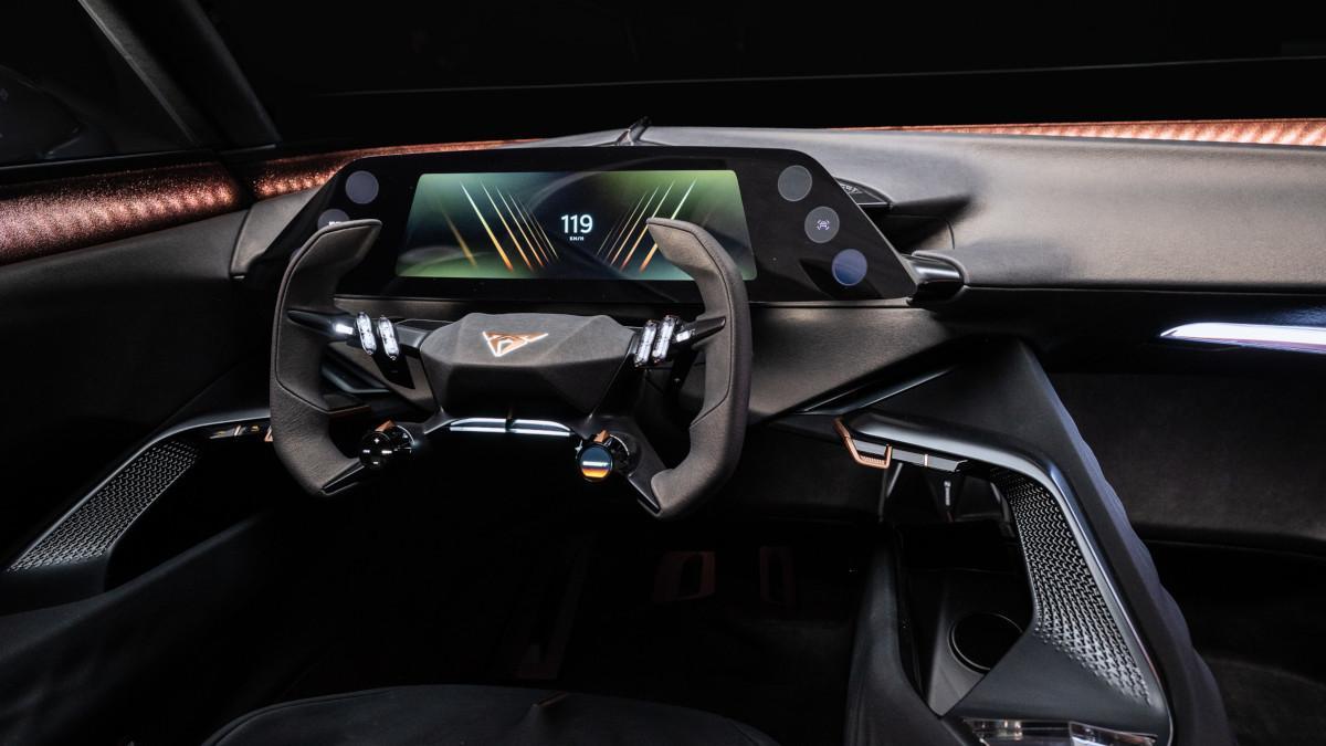 El volante parece hecho para la competición, con mandos integrados y una postura de conducción baja y centrada.