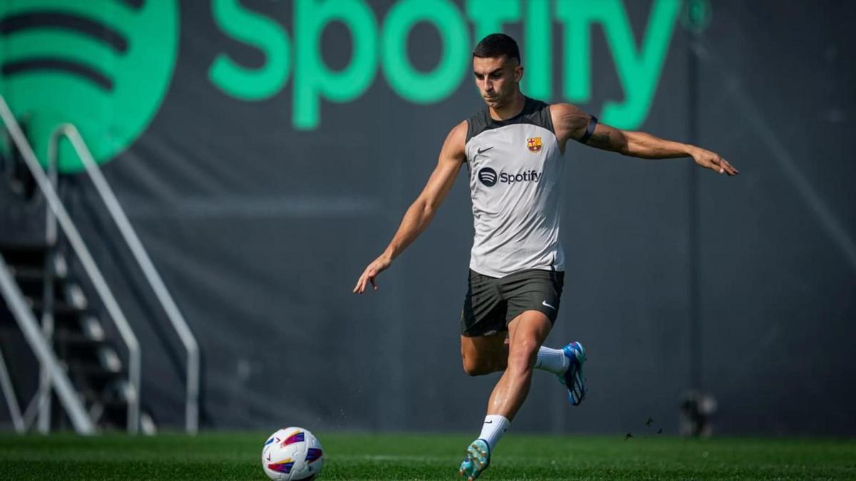 Ferran Torres, en el entrenamiento previo del Barça antes de volar a Granada.