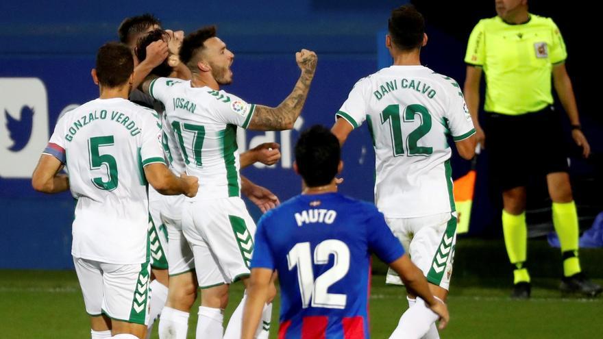 Los jugadores del Elche celebran el gol de la victoria de Lucas Boyé en Eibar, el único tanto conseguido hasta el momento por el equipo.