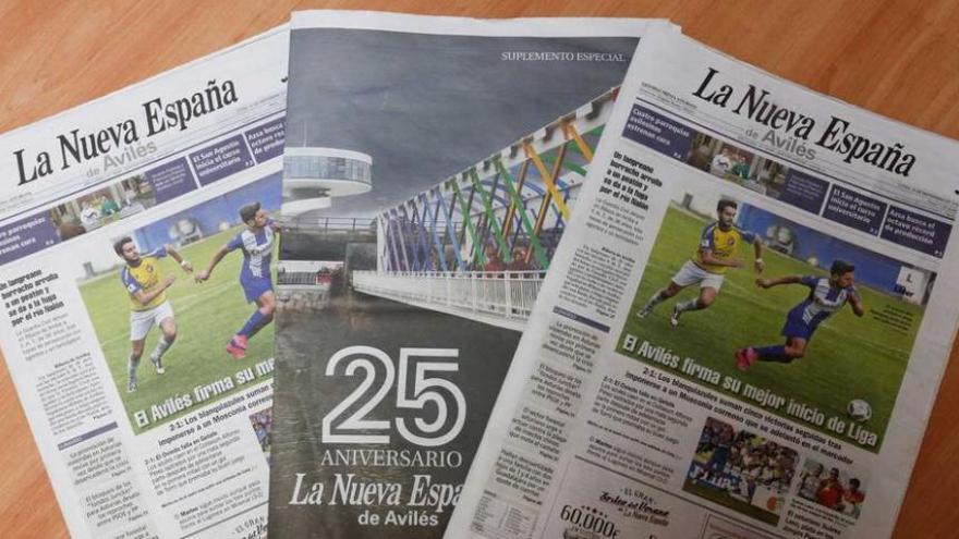 Dos ejemplares de LA NUEVA ESPAÑA de Avilés e intercalado el suplemento del 25.º aniversario.